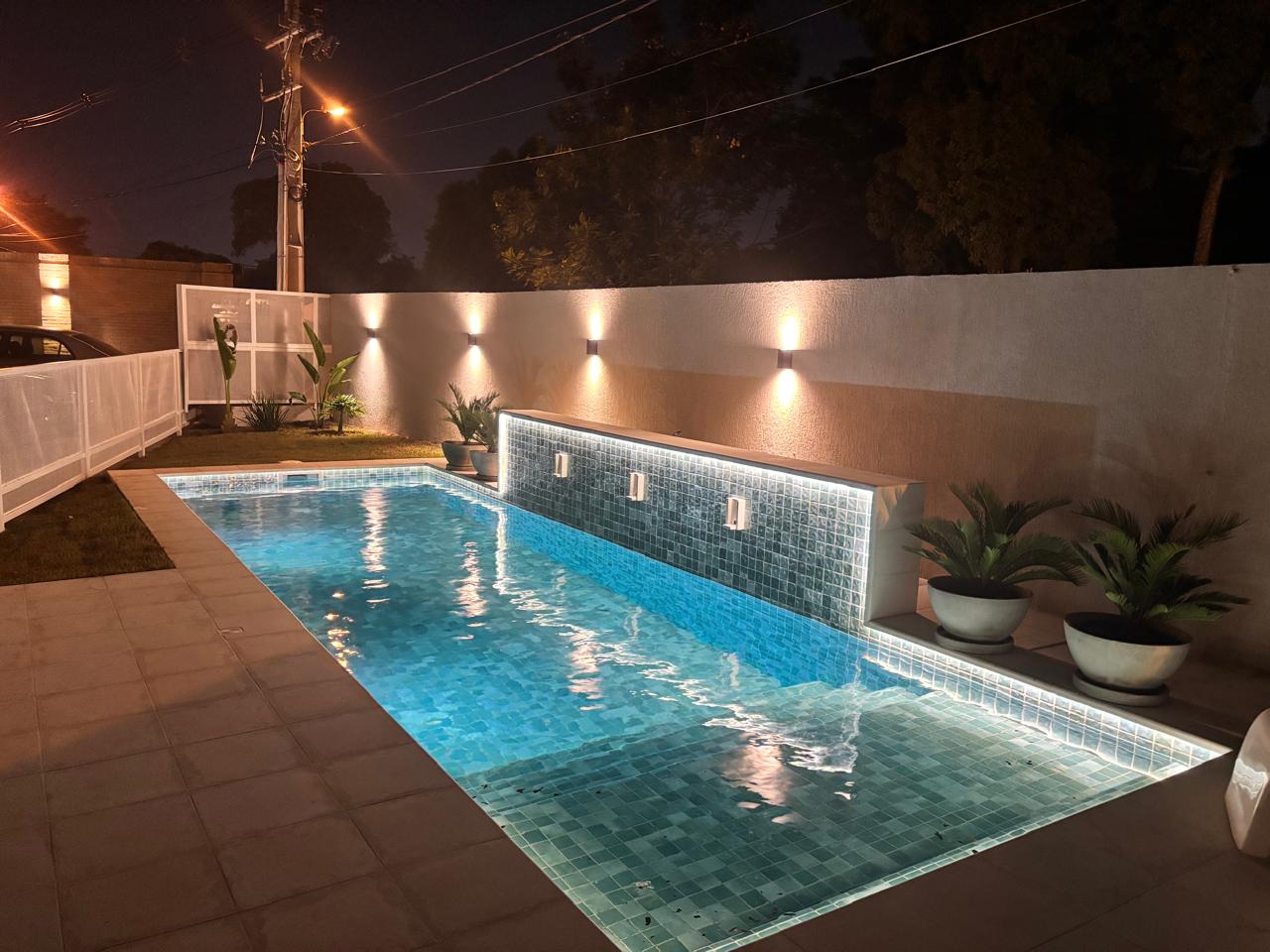 Piscina de Cañada iluminada de noche
