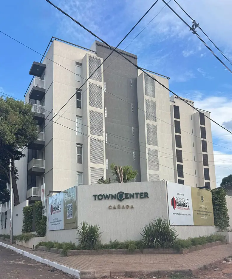 Fachada de Towncenter Cañada con su cartel de entrada